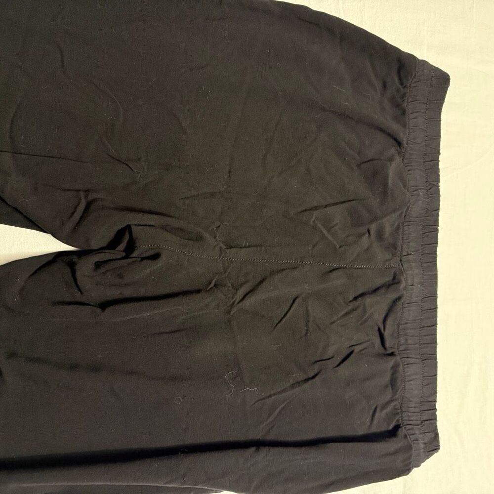 Lot of 2 Maternity Bottoms Size XL: denim shorts and black capris - Picture 13 of 15
